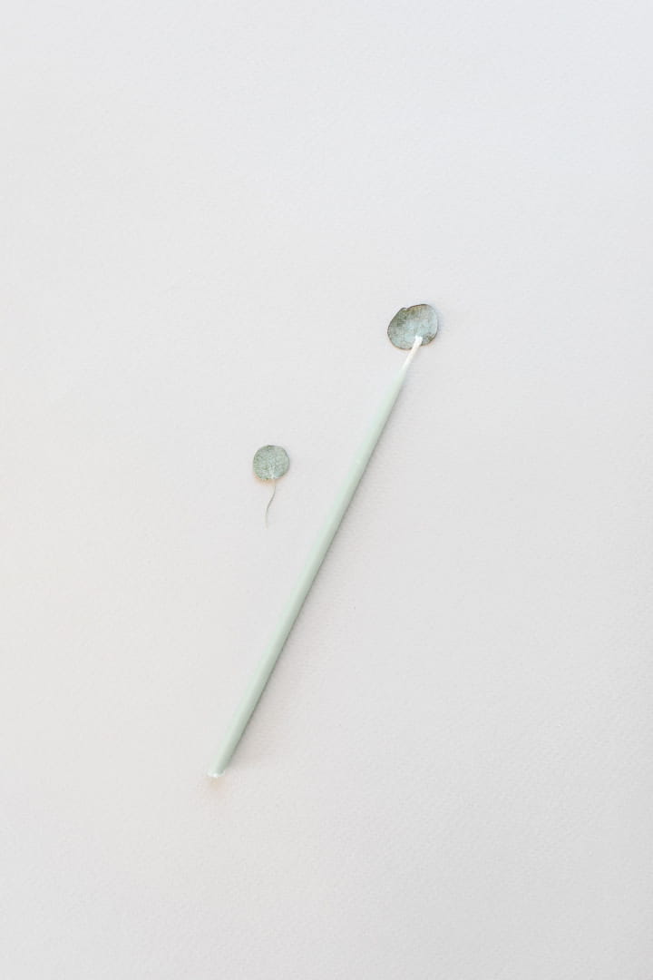 naturalne-smukle-swiece-na-tort-szalwia