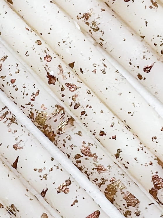 Smukłe świeczki STANDARD SLIM w kolorze rose gold, wykonane ręcznie z naturalnego wosku pszczelego