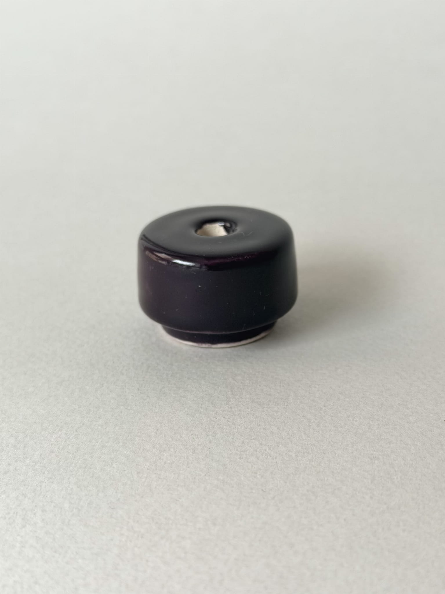 Świecznik ceramiczny śliwkowy do świeczek slim – minimalistyczny design