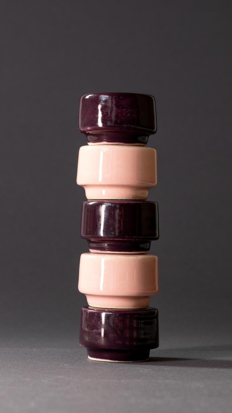 Zestaw ceramicznych świeczników do świeczek slim w różnych kolorach – nowoczesna dekoracja wnętrz - śliwkowe, różowe, błyszczące