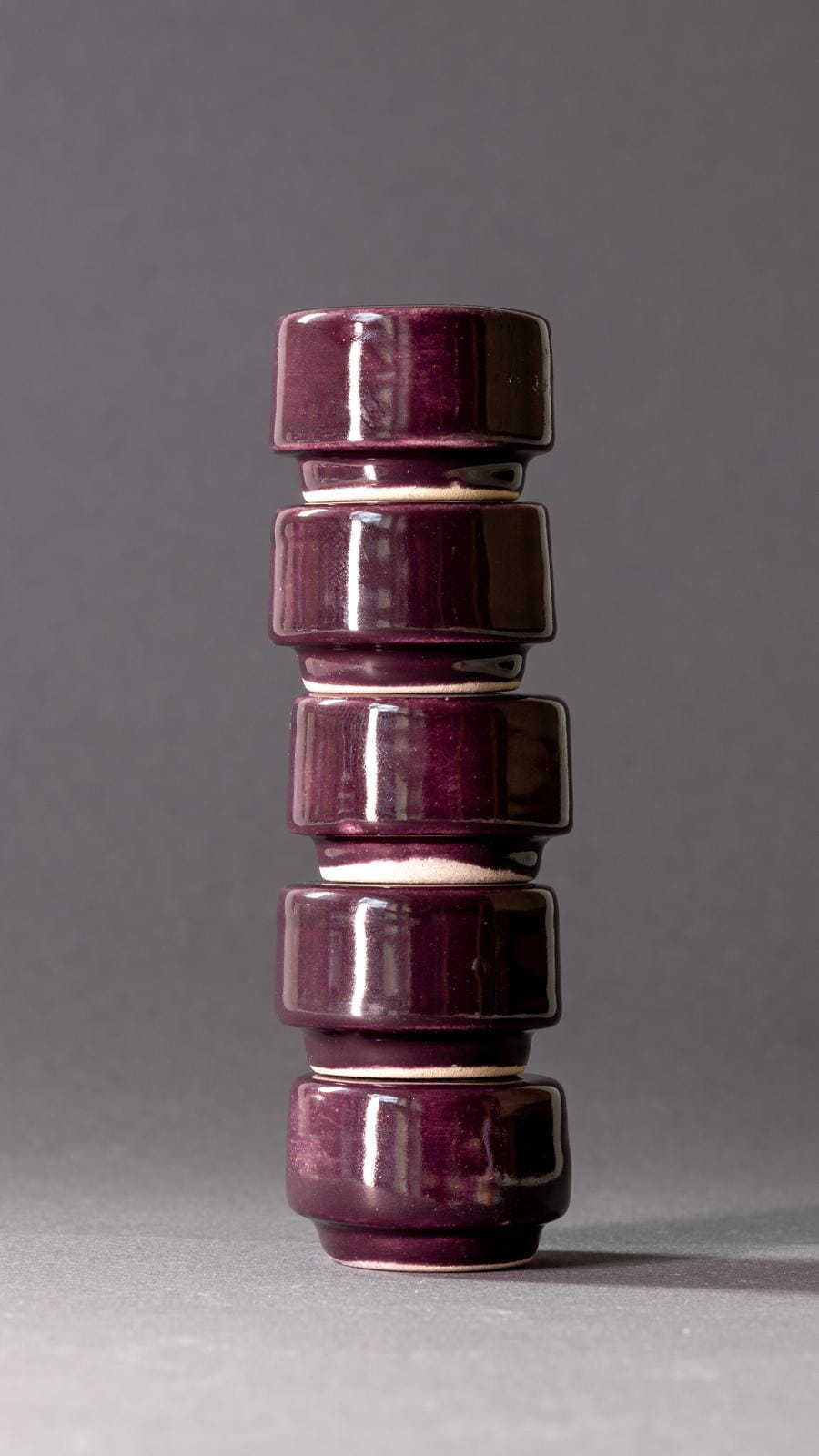 Świeczniki ceramiczne śliwkowe do świeczek slim – minimalistyczny design i elegancka forma