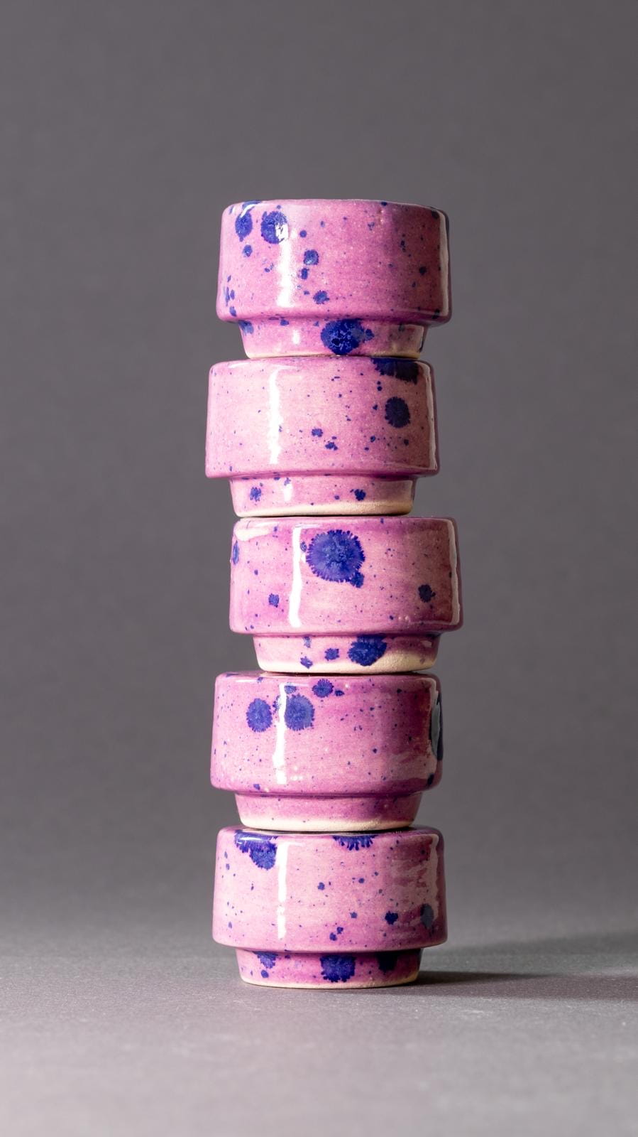 Ceramiczne świeczniki borówkowe we wzory do świeczek slim – dekoracyjny zestaw w stylu nowoczesnym